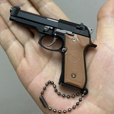 1:3 měřítko slitiny M92 pistole mini zbraň kovový přívěsek na klíče M92 pistole přívěsek na klíče fidget hračka PUBG zbraň hračka dárek PUBG dekorace hračky