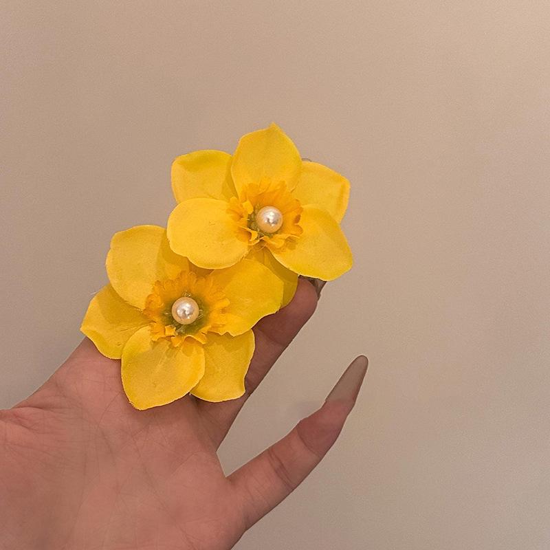 

Корейская версия трехмерных маленьких сережек-гвоздиков с желтыми цветочками и жемчугом, новые свежие и милые серьги для весны и лета, модный отпускной стиль