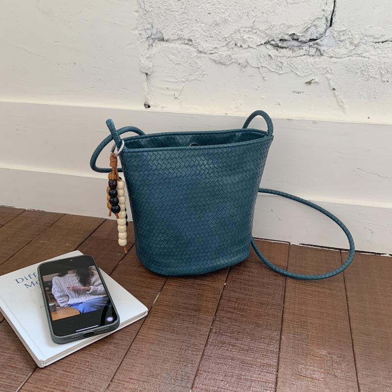 Fashion woven bucket bag New summer bag Casual shoulder bucket bag Premium messenger women's bag