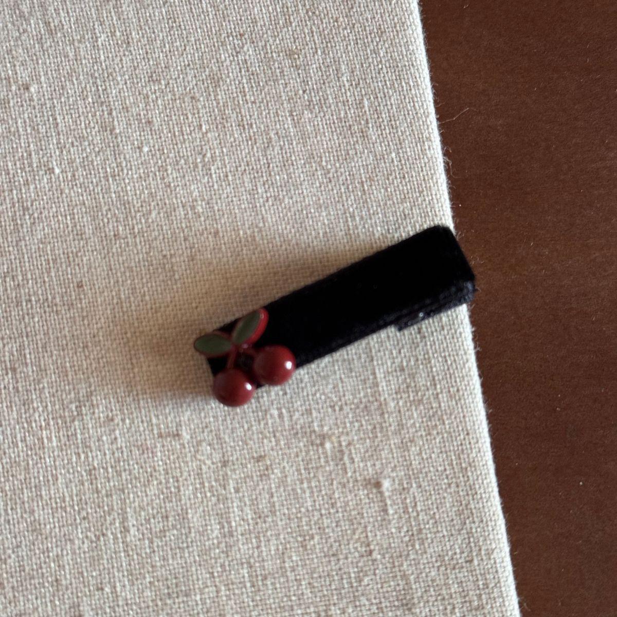 Cherry Black Velvet Retro Small Claw Clip: Flocked Autumn/Winter Hair Accessory for Women