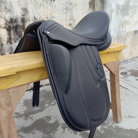 Sela de Dressage Monoflap em Couro com Arções Intercambiáveis – Design Elegante do Assento