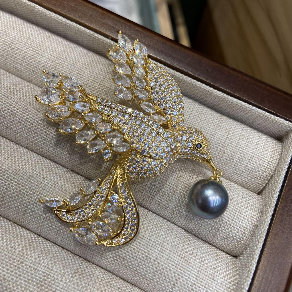 Copper-Plated Gold Bird Brooch with Zircon and Gray Pearl - Elegant Ladies' Jewelry Pin