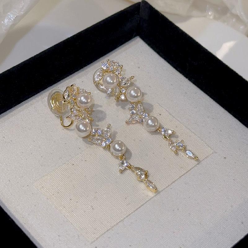 Butterfly Pearl Ear Cuff: Elegant, Unique Design, Luxurious Feel, Versatile Earrings.
