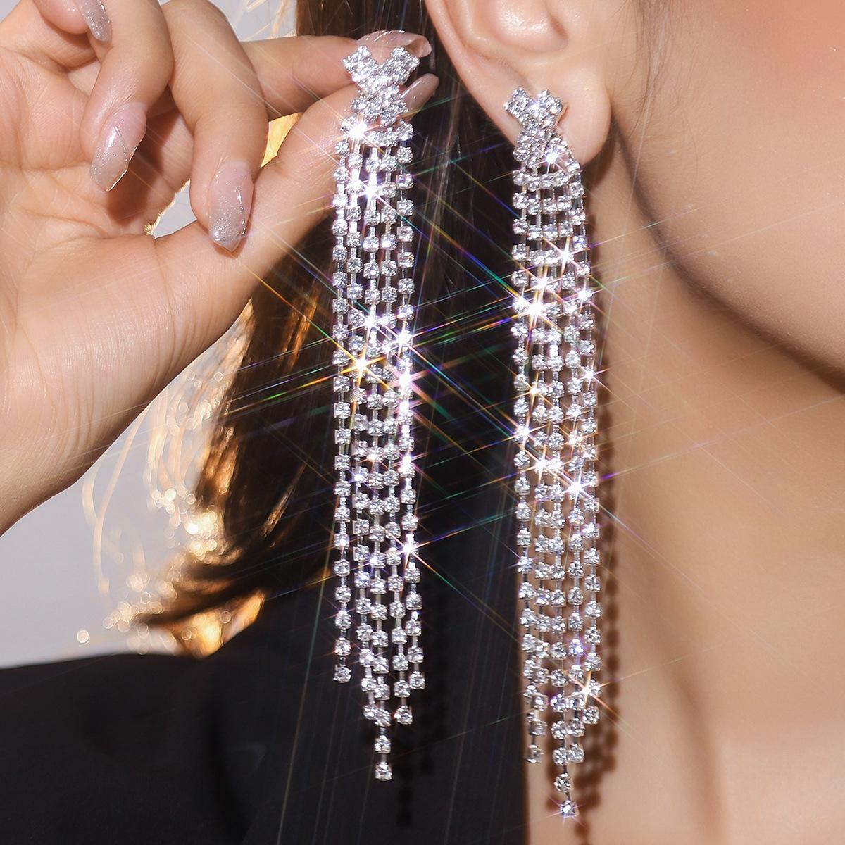 Роскошные серьги-кисти с блестящими стразами