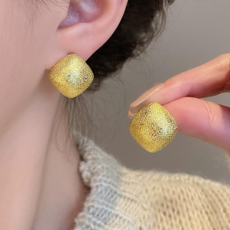 Stylish and simple square high-end stud earrings, women's geometric versatile temperament earrings, elegant and atmospheric earrings.