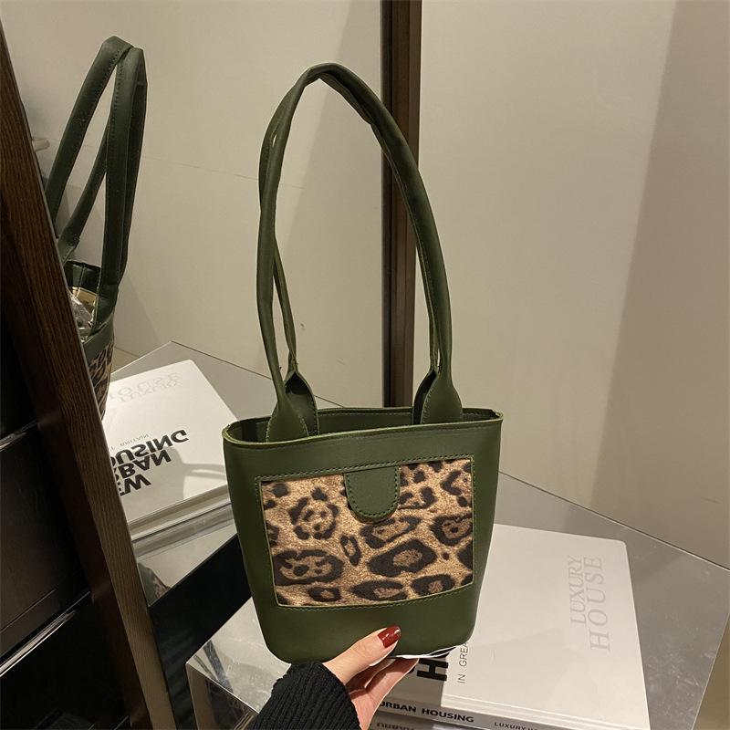 

ins Korean new autumn and winter niche design handbag women s commuter high-end sense retro underarm leopard print shoulder bag зелёный