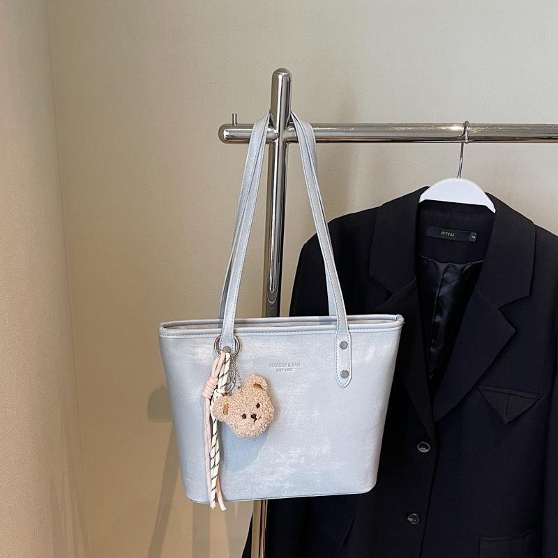 Large-capacity commuter bag women's 2025 spring new fashion shoulder tote bag Korean version portable underarm bag