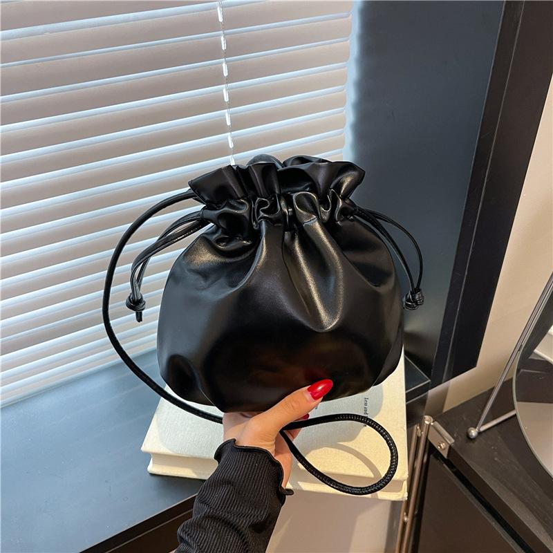 

Высококачественная однотонная универсальная сумка-ведро, женский текстурный темперамент на кулиске, легкая роскошная мягкая поверхность, персонализированная повседневная сумка-мессенджер чёрный