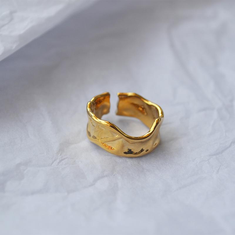 

Европейско-американское неровное кольцо из вулканической лавы с регулируемым размером золотой