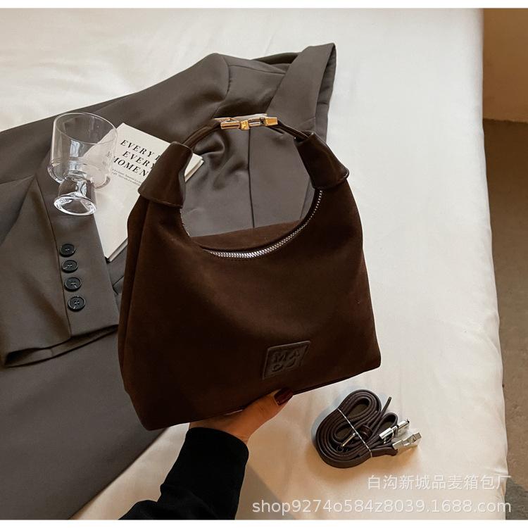 

Autumn and winter new trendy 2025 retro matte handbag niche design messenger bag fashion explosion shoulder cloud bag