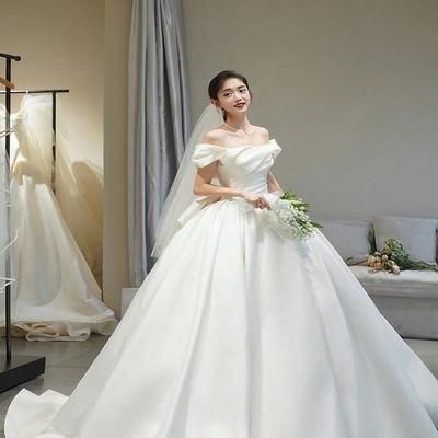 Französisches einzeiliges Schulter-Satin-Haupthochzeitskleid Neues Brautkleid Temperament Prominente Kleines einfaches Garn