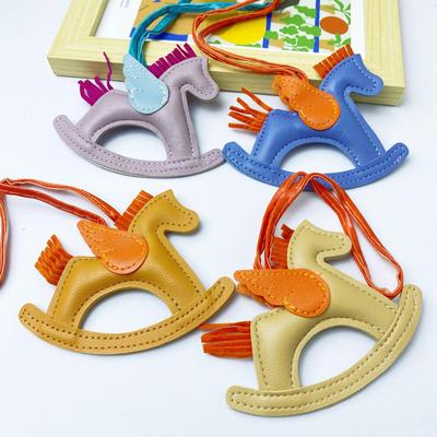 Bunter Schlüsselanhänger aus PU-Leder mit Schaukelpferd – süßer Taschenanhänger als Geschenk