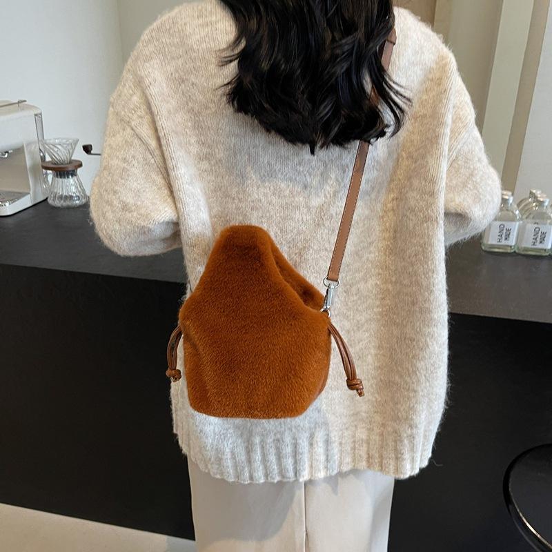 Autumn and winter new Mao Mao bag women's niche design portable bucket bag fashion hand bag trend messenger plush bag
