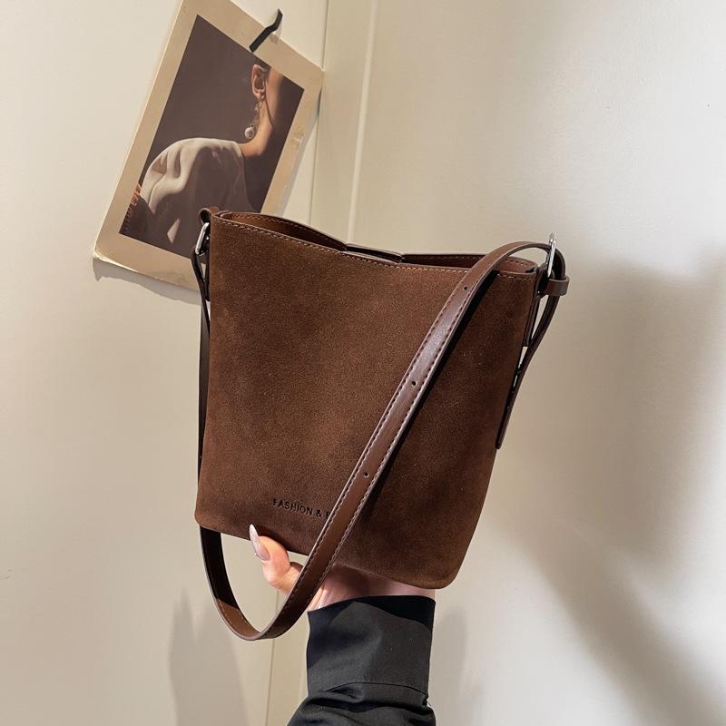 Premium retro matte bucket bag women's autumn and winter new fashion casual shoulder bag commuter messenger bag