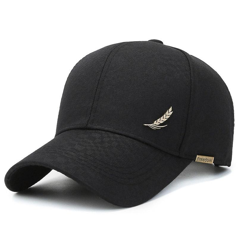 Sun-protective baseball cap: a simple and stylish men’s hat for leisure and travel