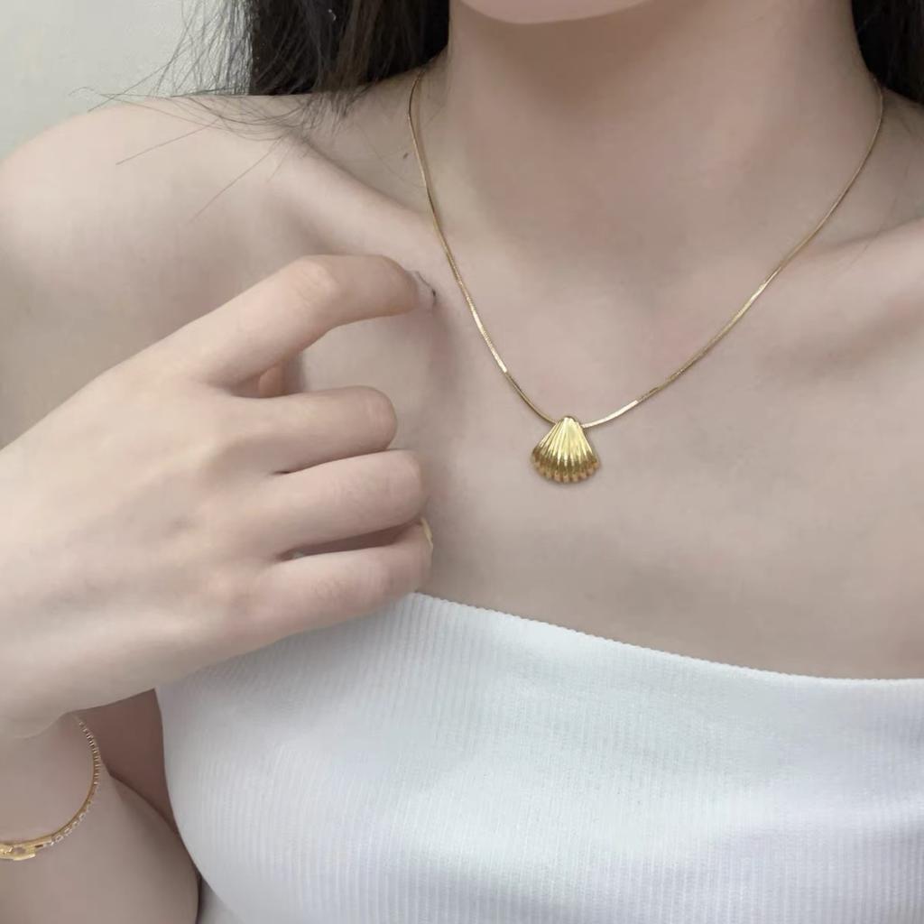 Titanium Steel Fashion 3d Stereo Fan -Shaped Shell Pendant Necklace