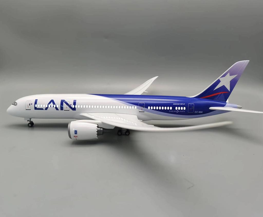B787 Chile LAN Airways Diecast Resin Model Plane With Light & Base 1:130 Scale Static Airplane Enthusiasts Gift Decor