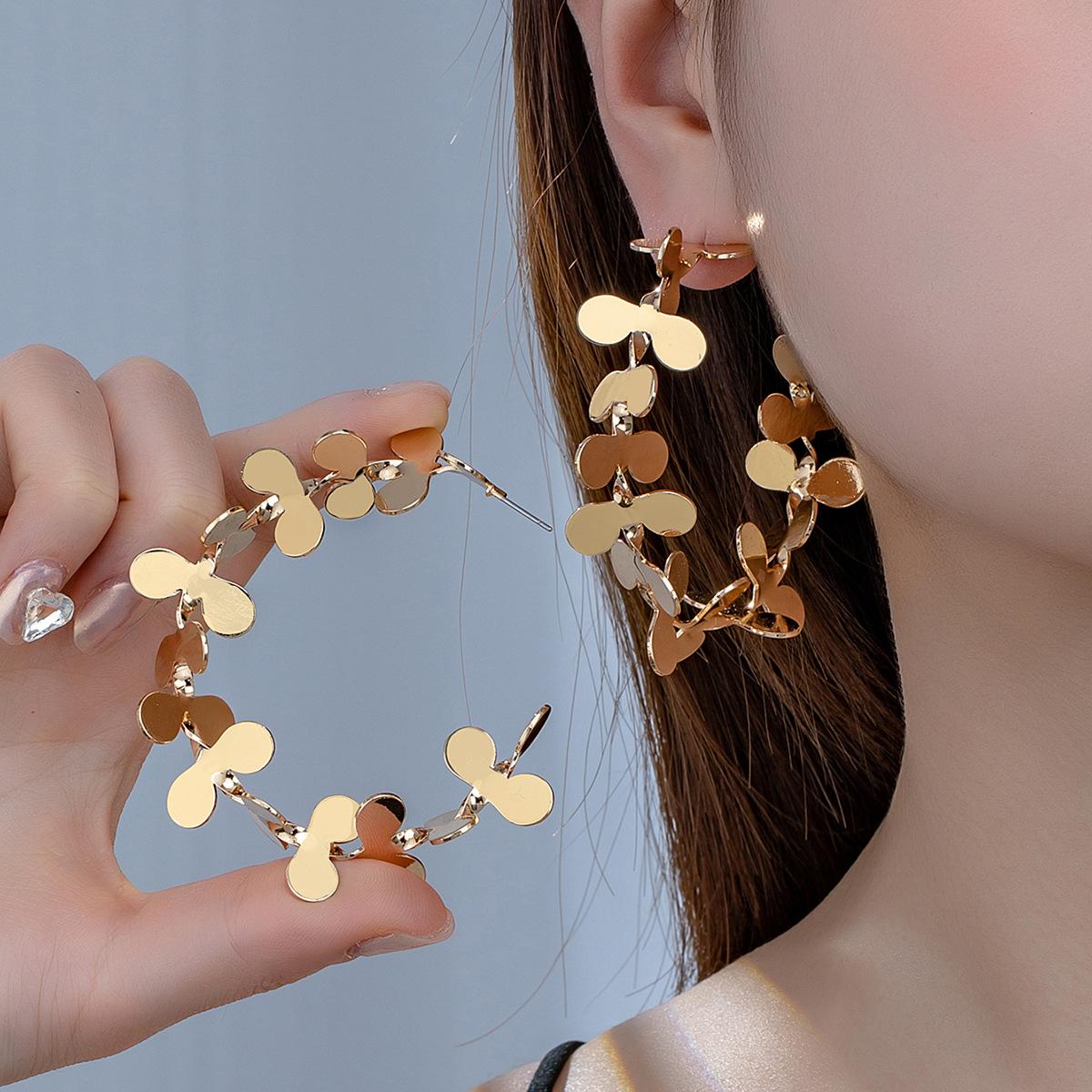Большие Металлические Цветы Большие Серьги-Кольца Позолоченные Высококлассная Атмосфера Модные Серьги Преувеличивают Чувство Индивидуальности Дизайн