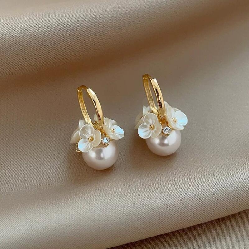 Sweet Gentle Imitation Pearl Flower Earrings for Women Girls 2026 New Trendy Glossy Earrings Buckle Wedding Jewelry Wholesale