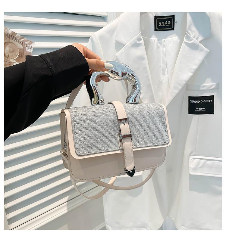 

Модная новая однотонная 2025 новая летняя текстура модная простая зарубежная трендовая одноплечевая портативная женская маленькая квадратная сумка серебряный