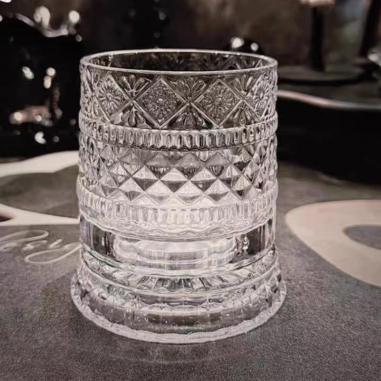 Whiskyglas mit leuchtender Basis 360 Grad drehbarer Whisky Tumbler 260ml Bleifreies Glas Einzigartiges Geschenk für Papa Geburtstag Feiertag