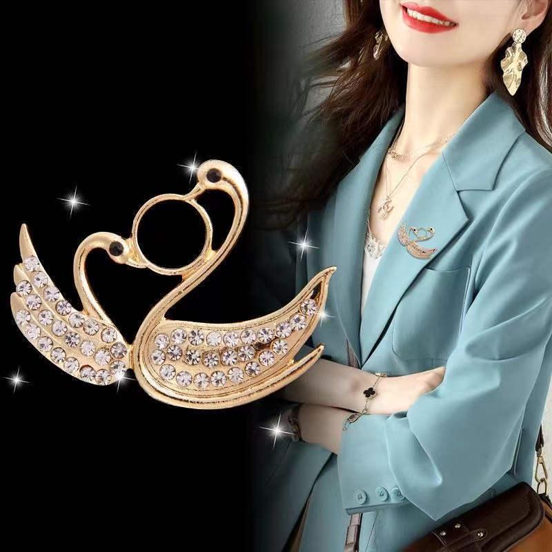 Korean Cute Cat and Diamond Butterfly Brooch for Men and Women - Fashionable Cardigan Pin and Corsage Accessory