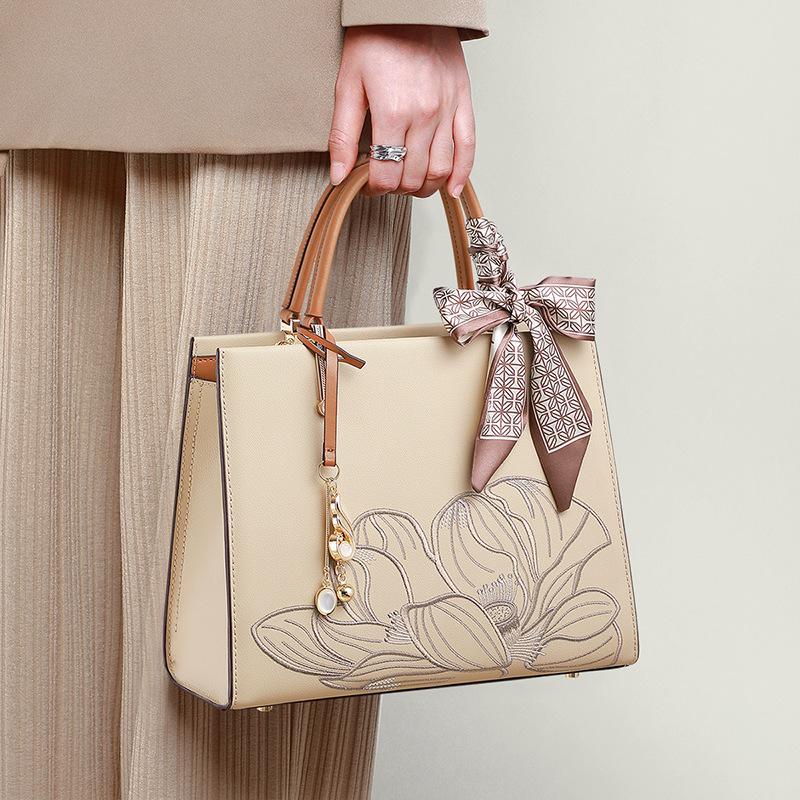 

2025 New Genuine Leather Women s Handbag Single Shoulder Bag Elegant National Style Embroidery High-end Versatile Mom Bag Apricot color（Public Ve