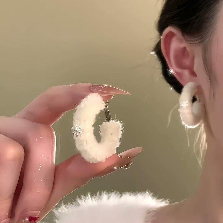 Autumn Winter Snowflake Plush Hoop Earrings: Unique, High-End Round Hoops with a Fairy-Tale Charm