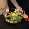 Przezroczysta szklana miska do mieszania i sałatek
