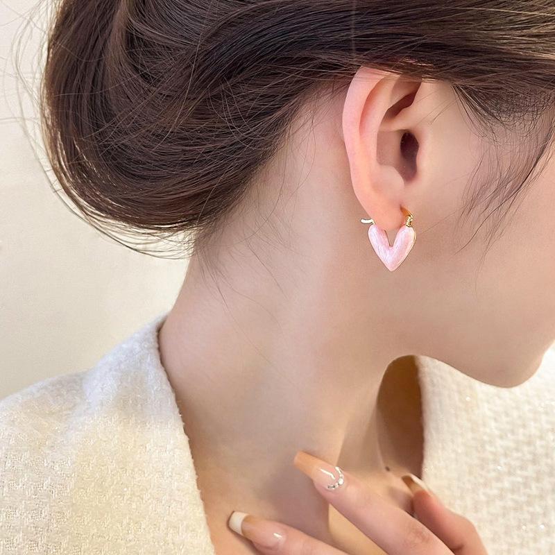 2023 High-End Peach Heart Earrings - Trendy Niche Design Ear Cuffs in Light Luxury Style