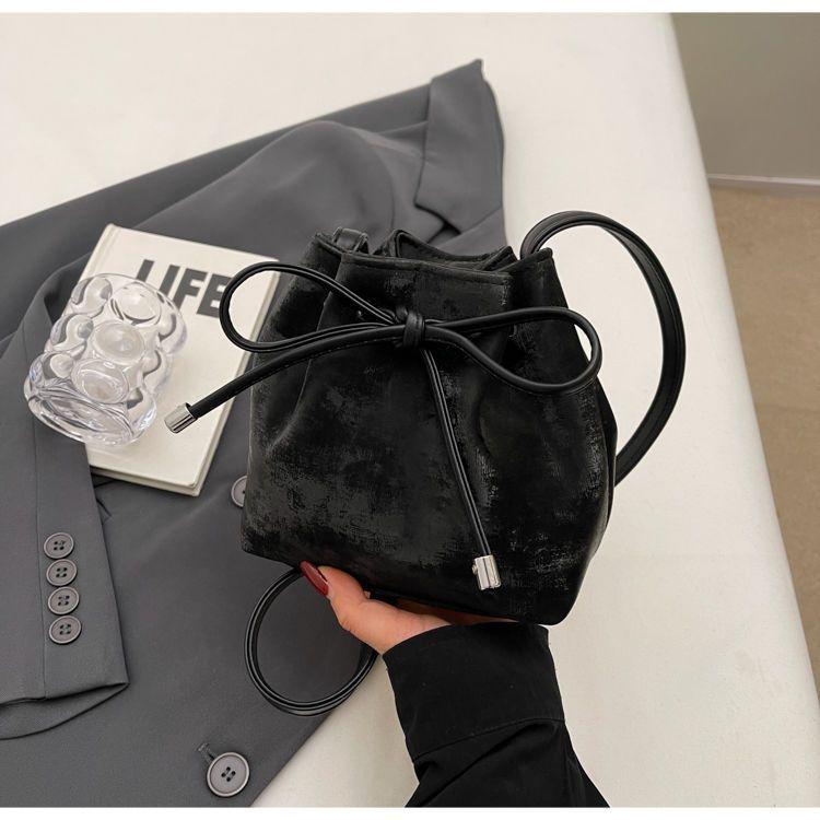 Versatile messenger bag, new fashion single shoulder Korean bucket bag, high-end commuting foreign underarm bag