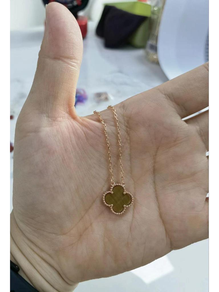 Halskette mit vierblättrigem Kleeblatt, 18 Karat vergoldet, mit Anhänger aus rosenrotem Chalcedon, Achat und weißem Muschelkern für Damen