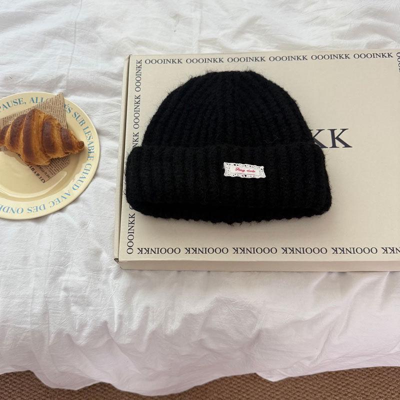 Jednobarevná pletená čepice s krajkovou ozdobou a ochranou uší - Korejský styl pro sladký, jemný vzhled