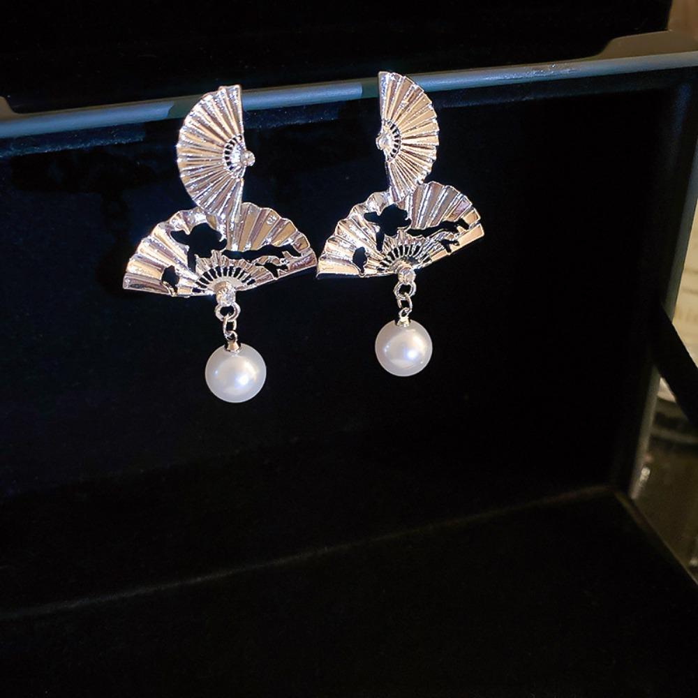 Silver Needle Retro Flower Pearl Earrings French Niche Stud Earrings Light Luxury High-end Earrings Women
