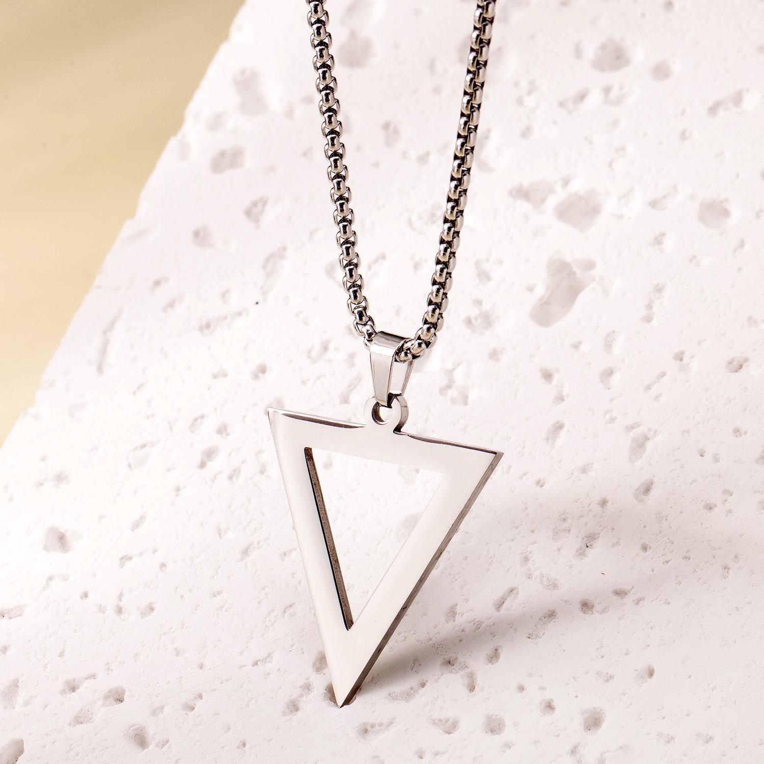 

TOHM Унисекс Минималистичное Геометрическое Ожерелье с Подвеской - Дизайн Треугольника из Титановой Стали