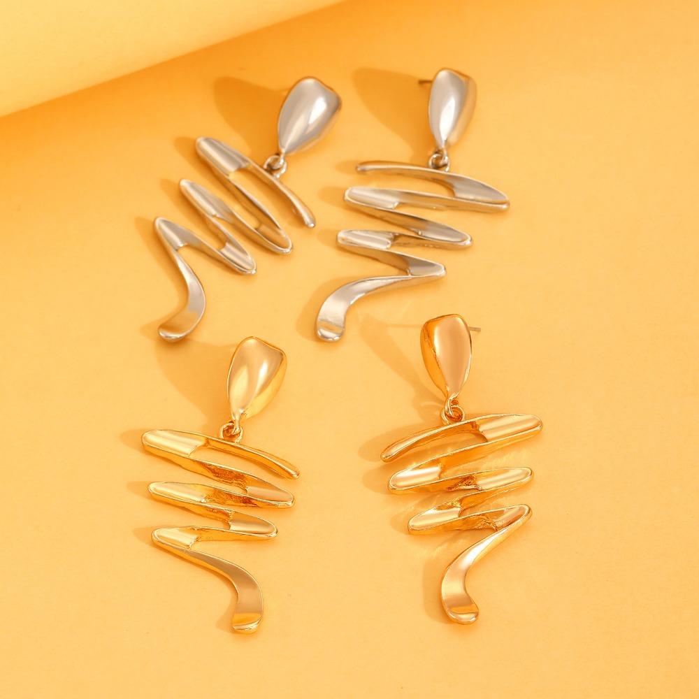 Retro Übertriebene Geometrische Asymmetrie Verzerrung Linie Metallnieten Ohrstecker für Damen Trendiger Rock Korea Ohrring Schmuck Geschenke