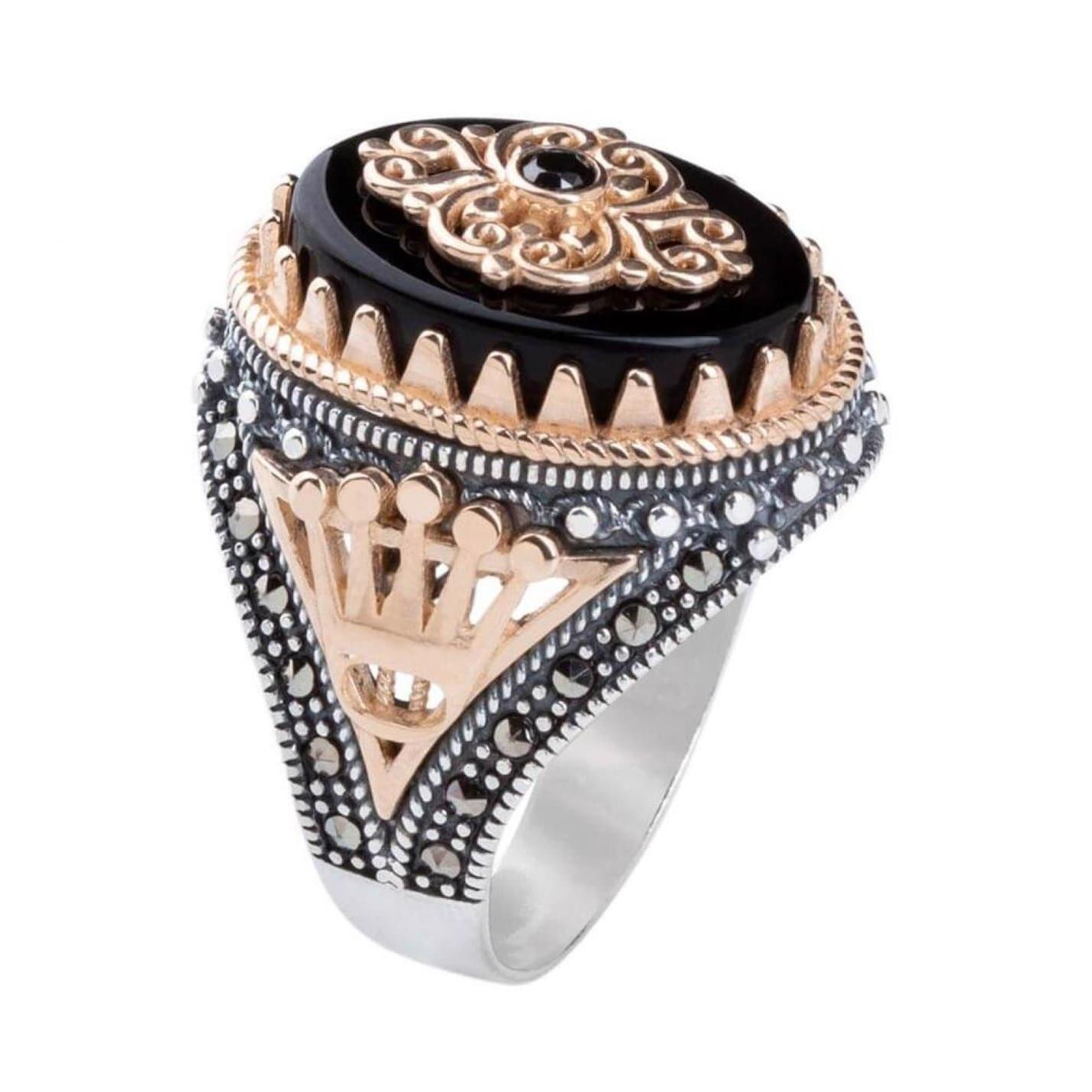 

Серебряное мужское кольцо с мотивом королевской короны и черным ониксом