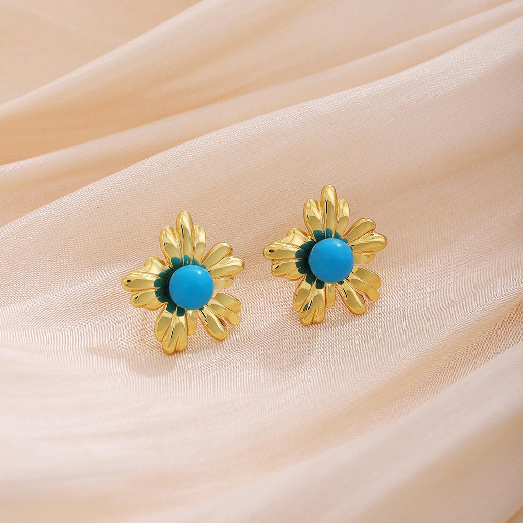 French Retro Irregular Flower Texture Stud Earrings, Medieval Light Luxury High-End Metal Style Fashion Temperament Earrings