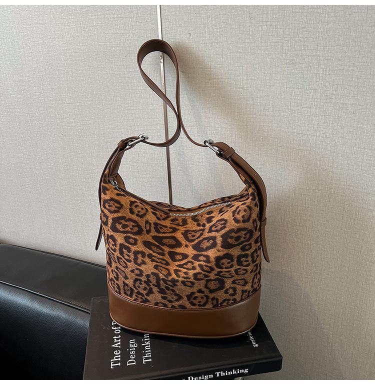 

Сумка большой вместимости женская 2025 новая модная с высоким чувством ретро на плечо сумка-мессенджер для поездок на работу универсальная сумка-тоут цветной печати леопарда