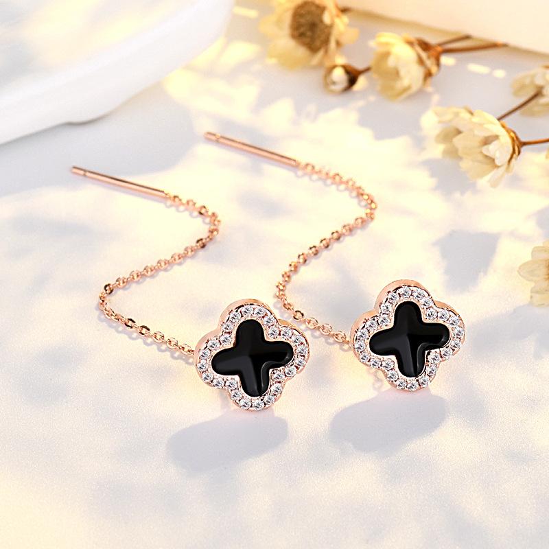 

Простые и компактные, слегка инкрустированные черные серьги с четырьмя листочками клевера. Темперамент, легкая роскошь, модные и универсальные серьги. copper-plated real gold.
