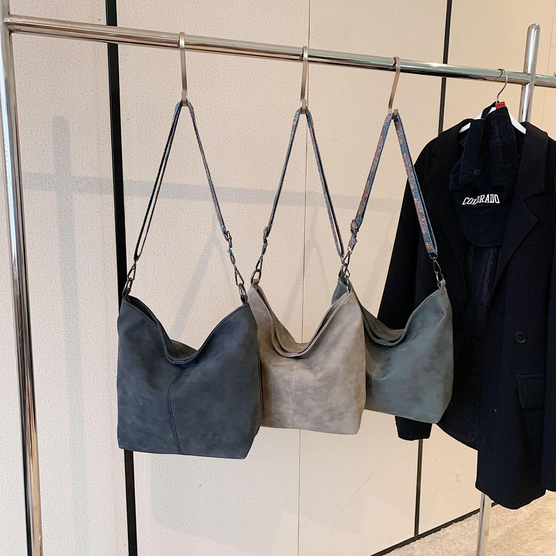 

Сумка большой вместимости женская 2025 осень и зима новая ретро широкополосная на плечо сумка-мессенджер однотонная текстурная дорожная сумка-ведро чёрный