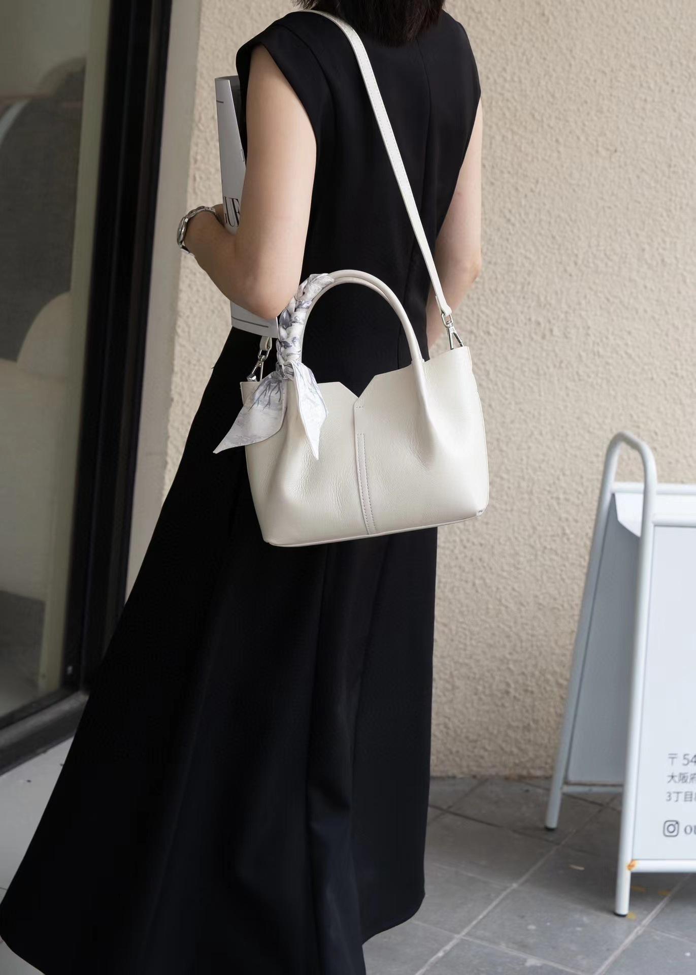 

Korean Style Light Luxury Fashionable Simple Underarm Tote Bag 2025 New Large-capacity Women s One-shoulder Handbag 28x18x10