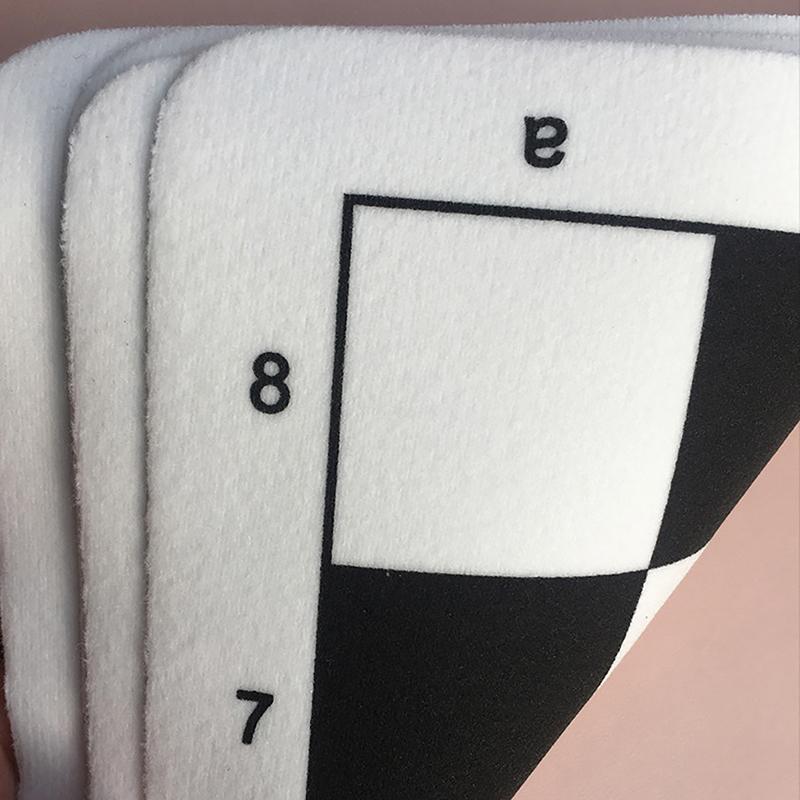 Schwarz-weißes tragbares Schachbrett 43 cm 51 cm Pu-Leder Weiches Turnierschachbrett für Lernspiele für Kinder