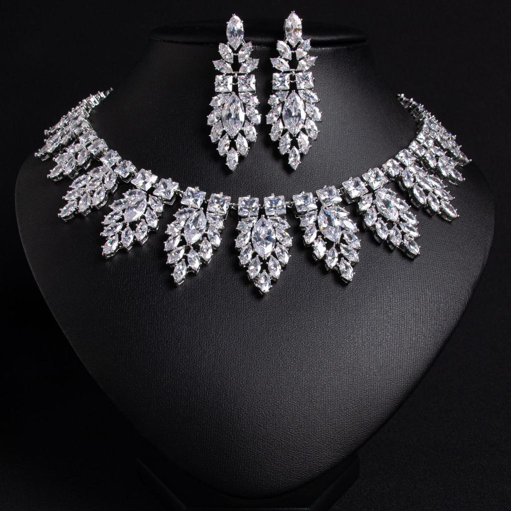 Damen Leichter Luxus Design Elegant Eingelegtes Zirkon Halskette Ohrhänger Set Modisch Und Vielseitig Nische Designgefühl Set