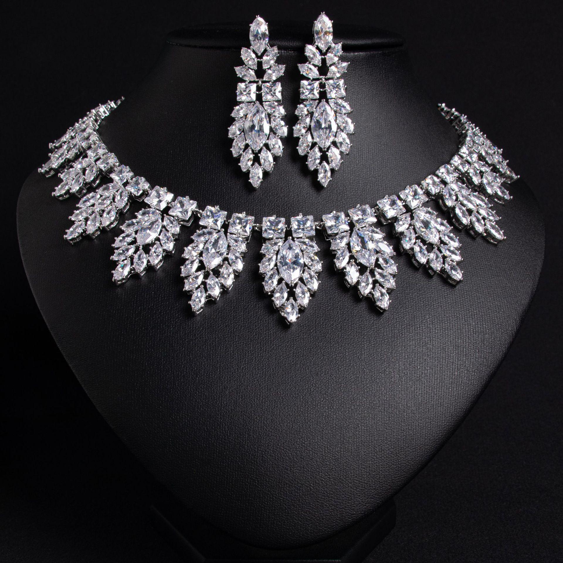 

Женский комплект из ожерелья и серег с элегантным дизайном в стиле легкой роскоши, инкрустированный цирконами, модный и универсальный, с нишевым чувством дизайна