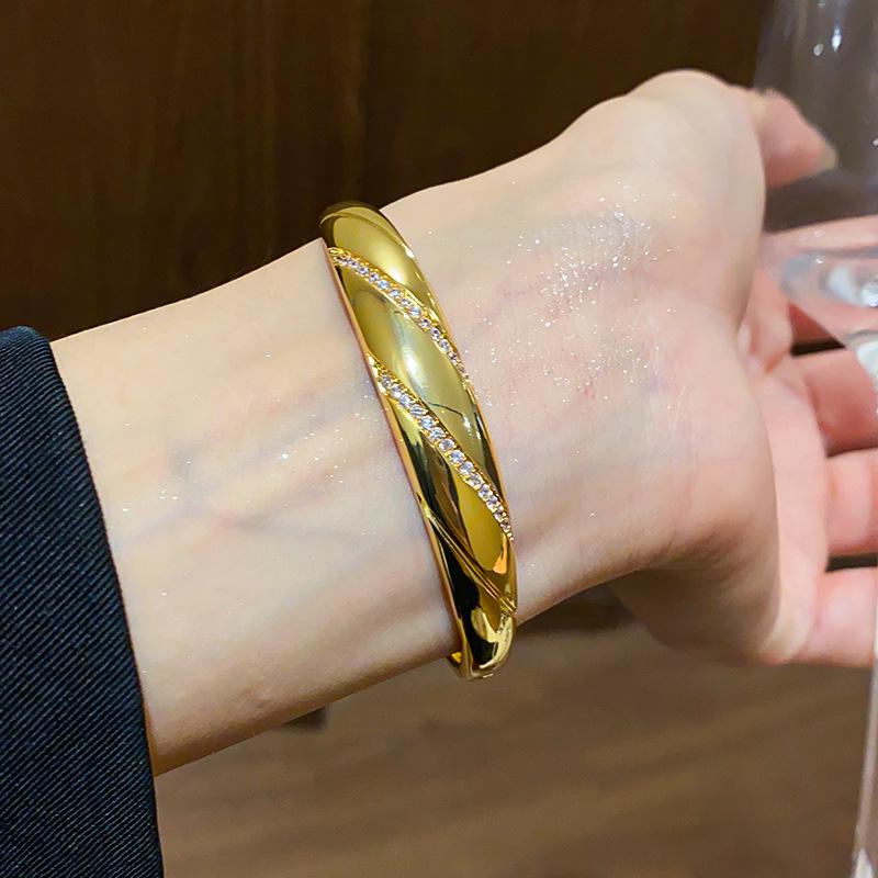 18K Gold Plated Zircon Twill Bangle: Exquisite, Versatile Luxury Bracelet for Women