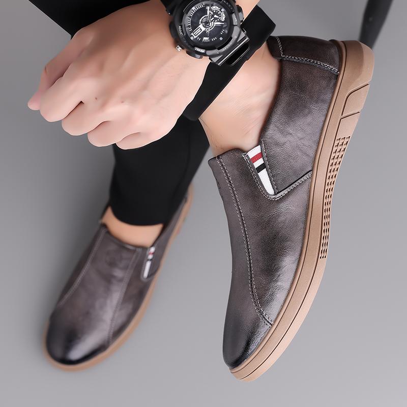 Fashionable Brand high quality Round headed slip on leather shoes Flat Bottomed Men Handmade comfortable Travel Driving loafers