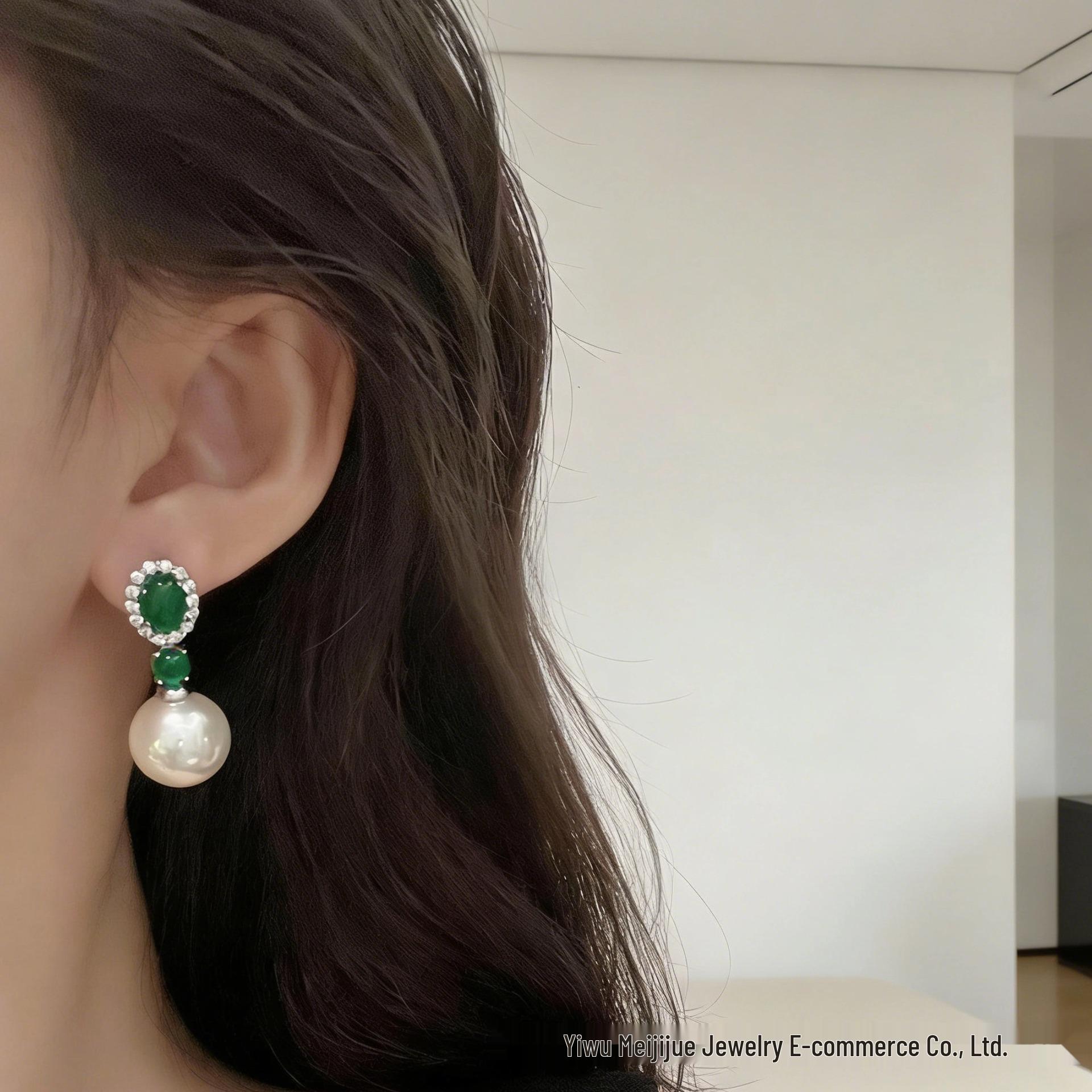 

Елегантні сережки-пусети із смарагдово-зеленим цирконієм та перлами - Нішевий дизайн для красивих жінок Standard