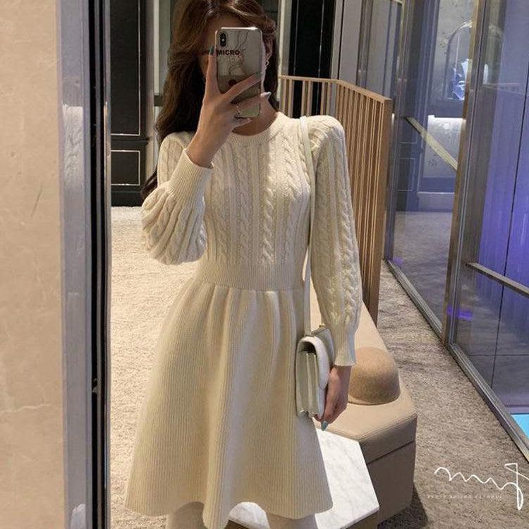 Herbst und Winter Damen Strickkleid Tailliertes Neujahrskriegskleid Rundhalsausschnitt Bottoming Twist Sweater Rock