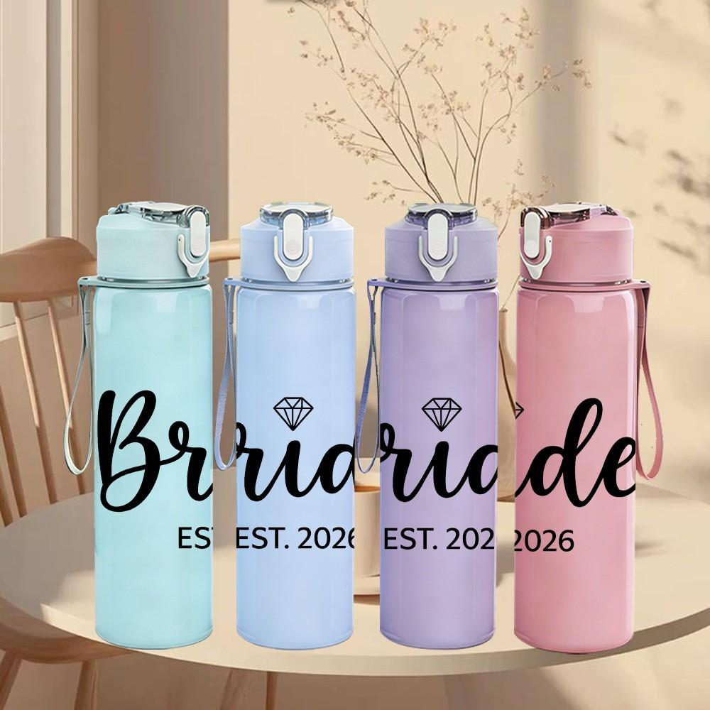 1PC Bride EST 2026 Minimal Script 750ml Color Plastic Sports Water Bottle Leakproof Flip Straw Lid Suitable for Sports Office Home Use